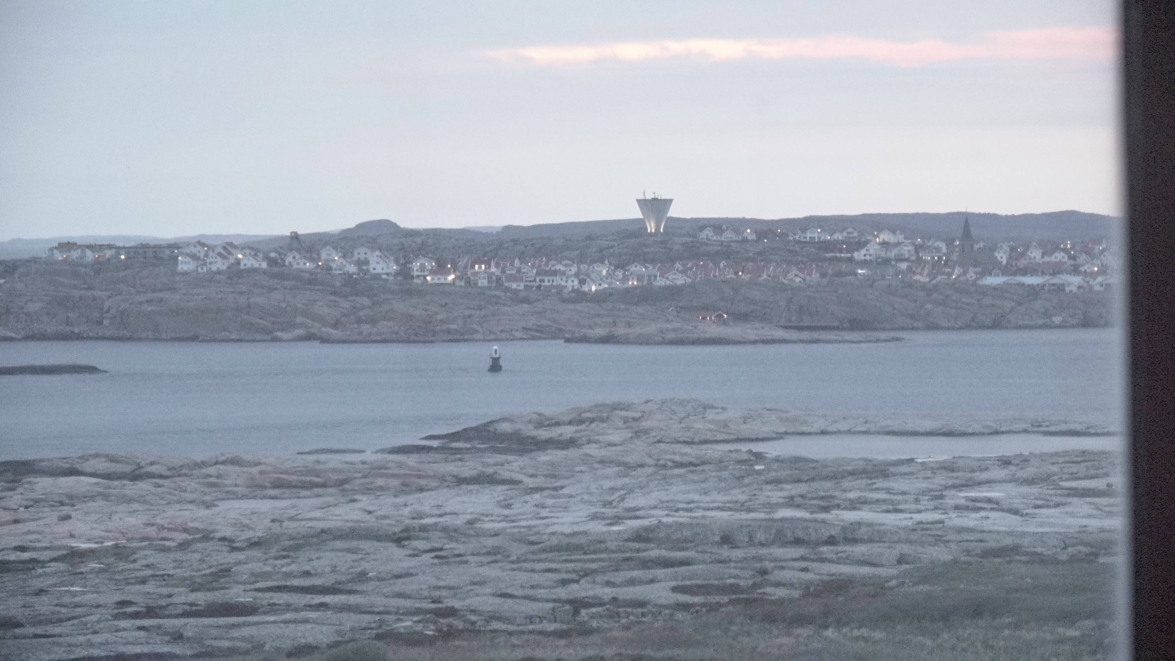 Hållö fyr — vy norr mot Smögen (N1)