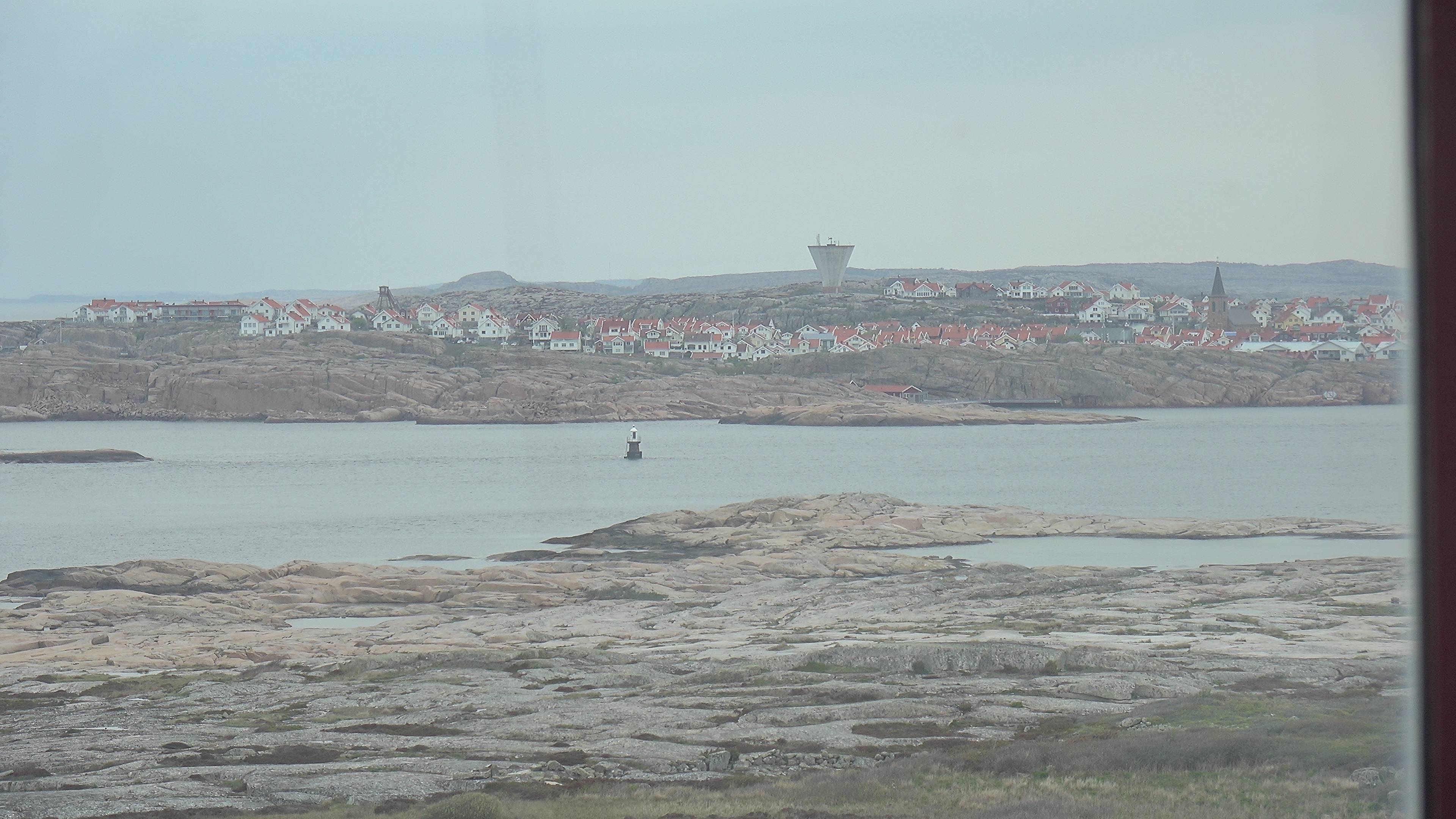 Hållö fyr — vy norr mot Smögen (N1)