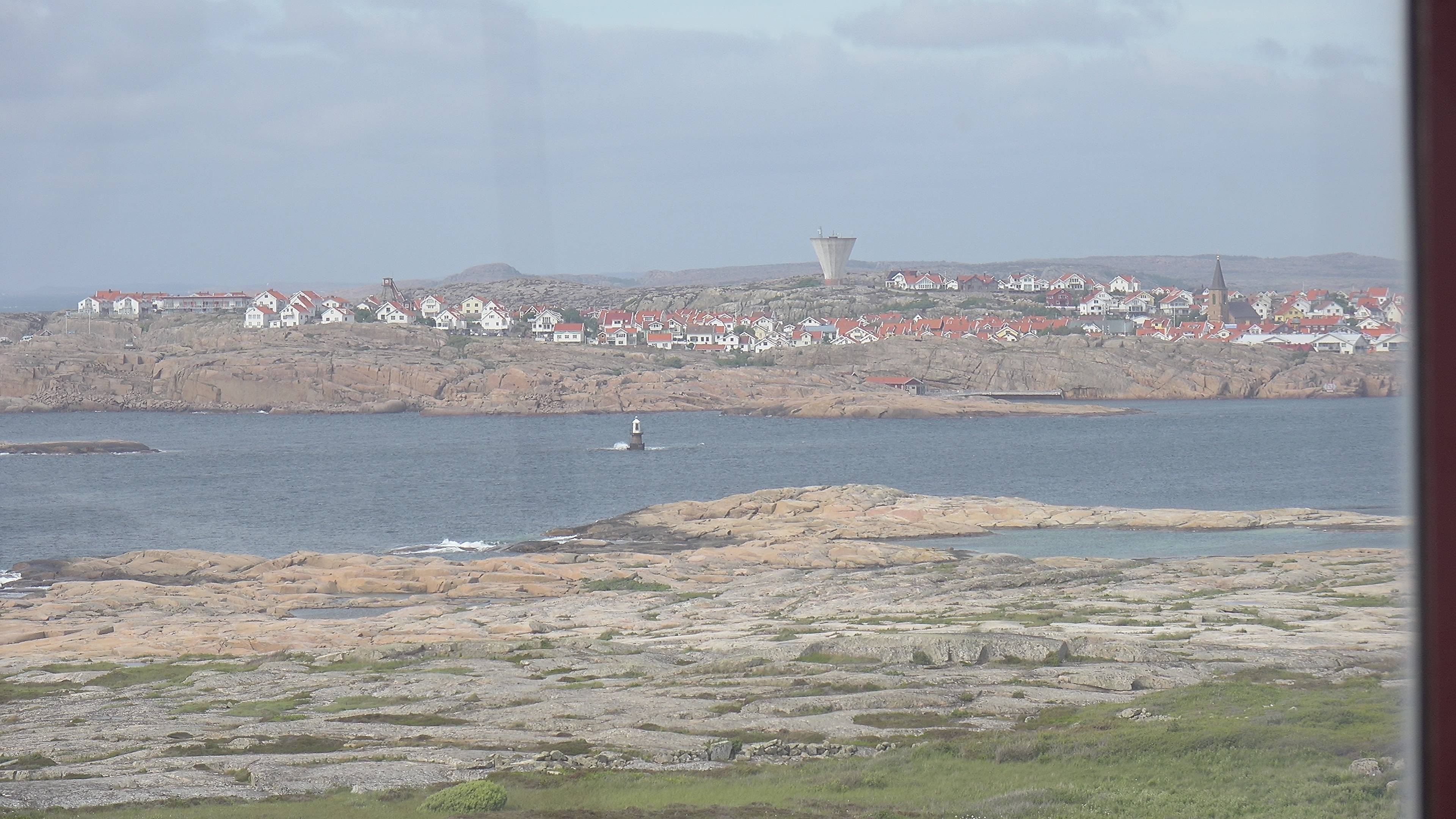 Hållö fyr — vy norr mot Smögen (N1)
