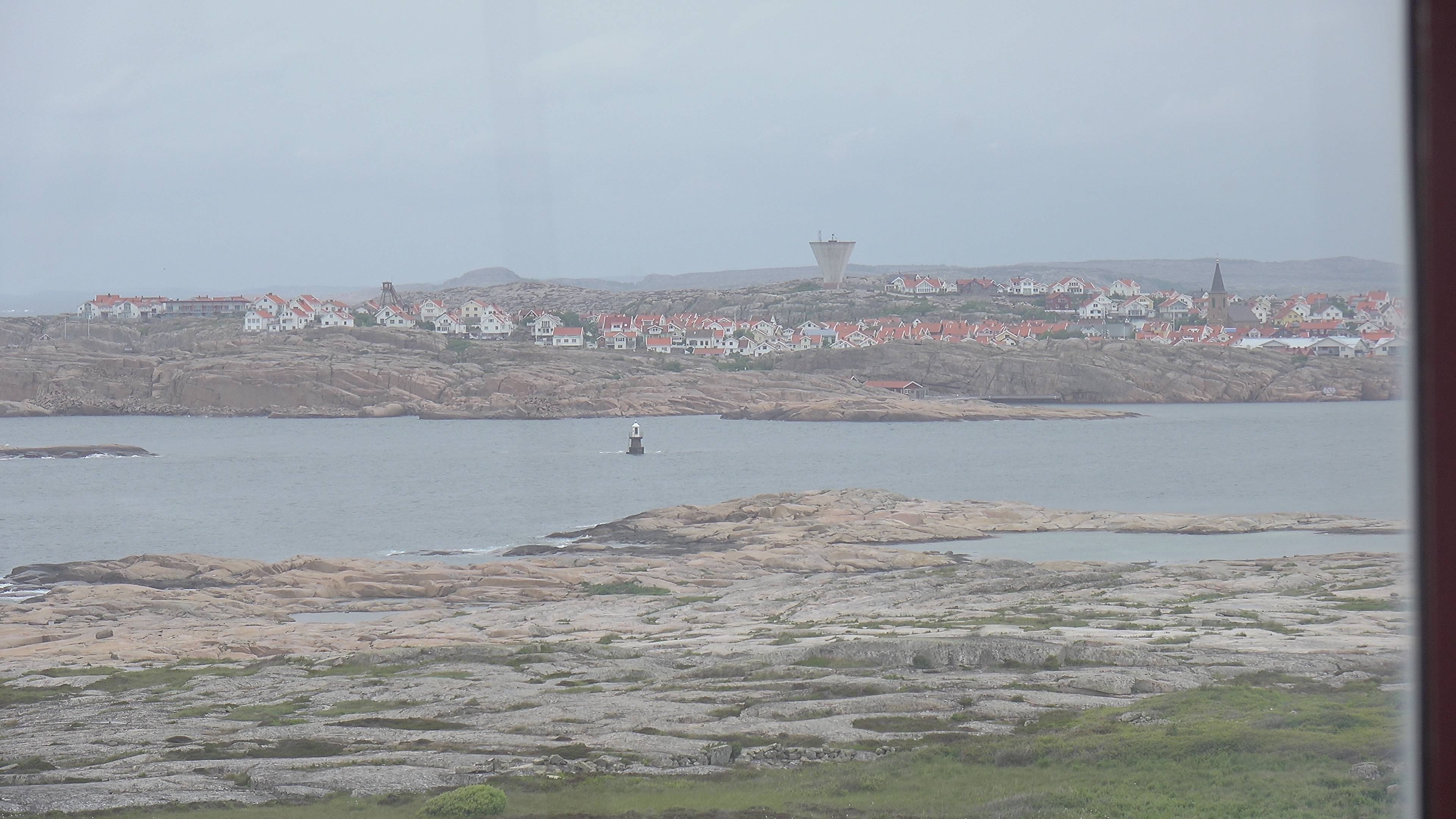 Hållö fyr — vy norr mot Smögen (N1)